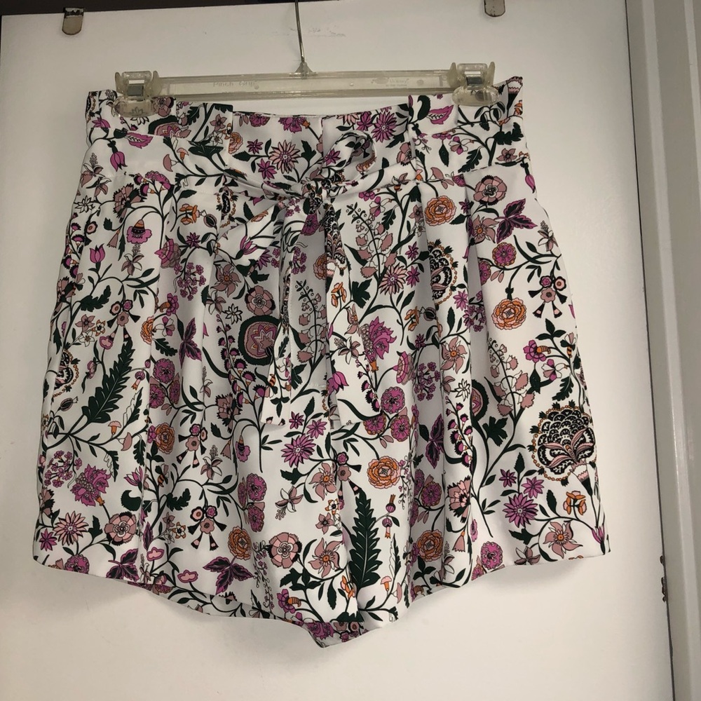 NWOT H&M Sz 10 Floral Print Shorts w/ Belt